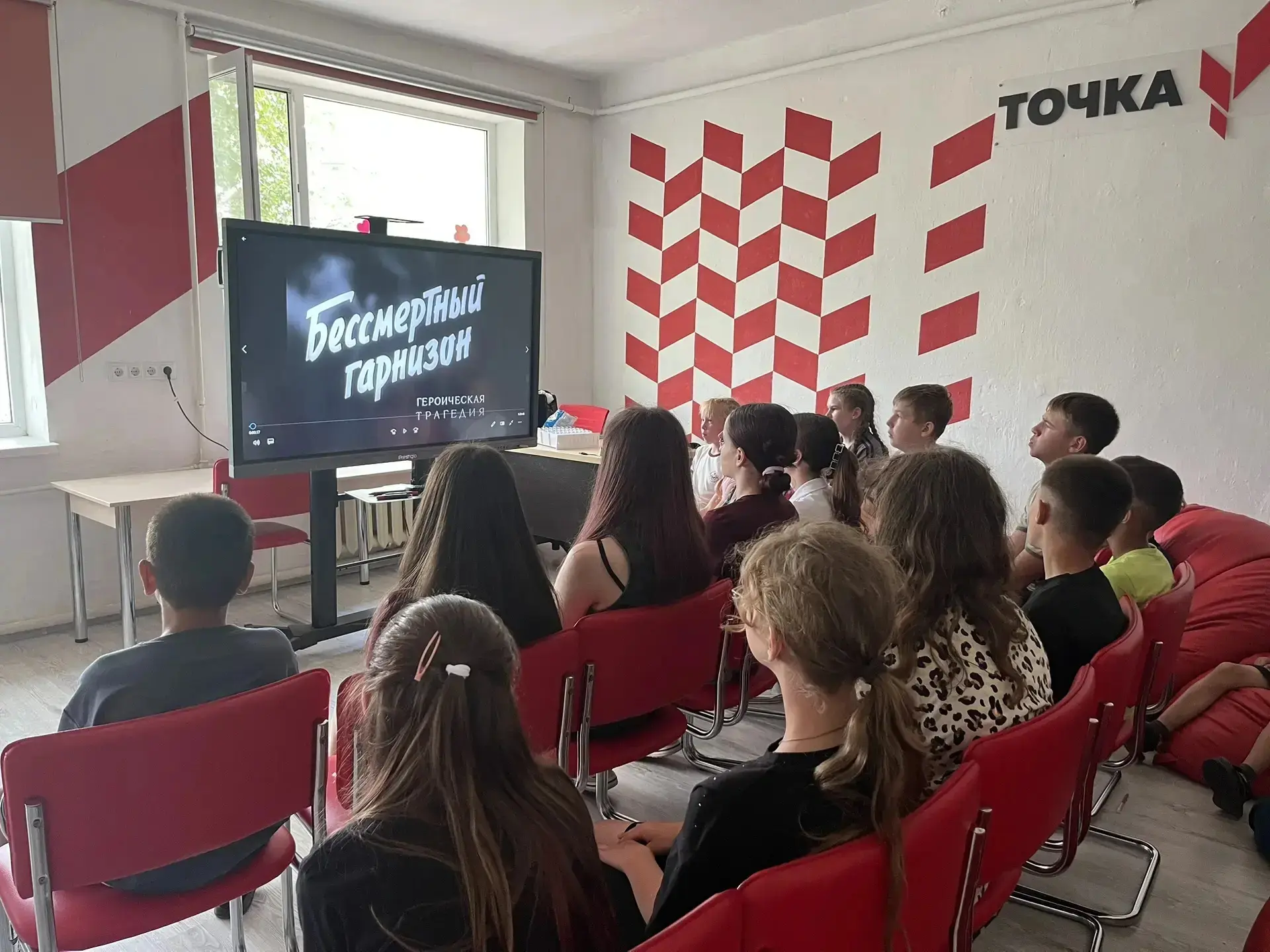 🎖️"ПОТОМКИ ПОБЕДИТЕЛЕЙ: ЭСТАФЕТА ПАМЯТИ"🎖️

В лагере дневного пребывания "Дружба" прошел кинопоказ