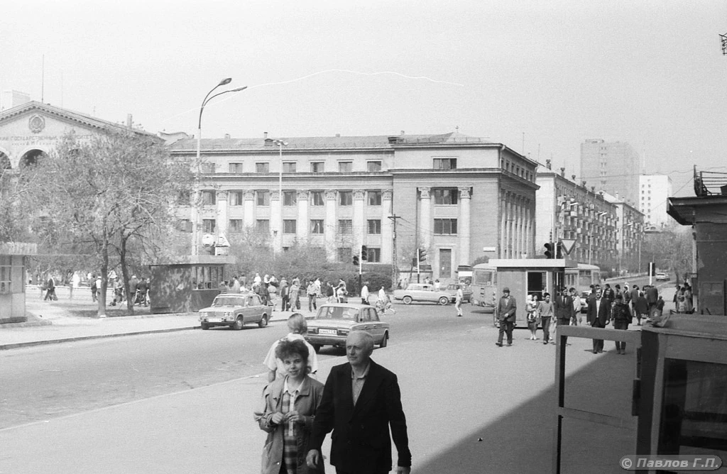 На пересечении проспекта Ленина и улицы Мамина-Сибиряка в мае 1992 года. Слева - УрГУ, внизу справа 