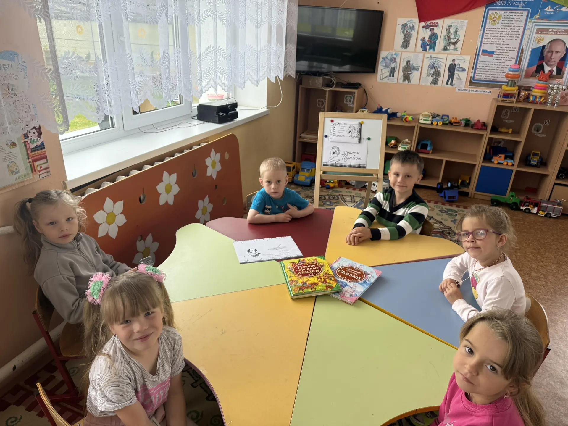 Пушкинский день в нашей группе! 📚

Сегодня мы с ребятами погрузились в волшебный мир сказок Алексан