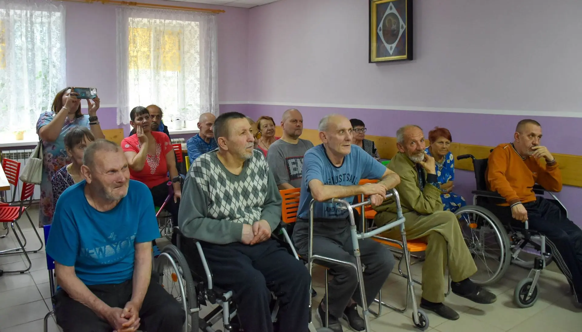 В преддверии Дня России к жителям Дома милосердия «Архангельский глас» села Высоцкого приехали гости