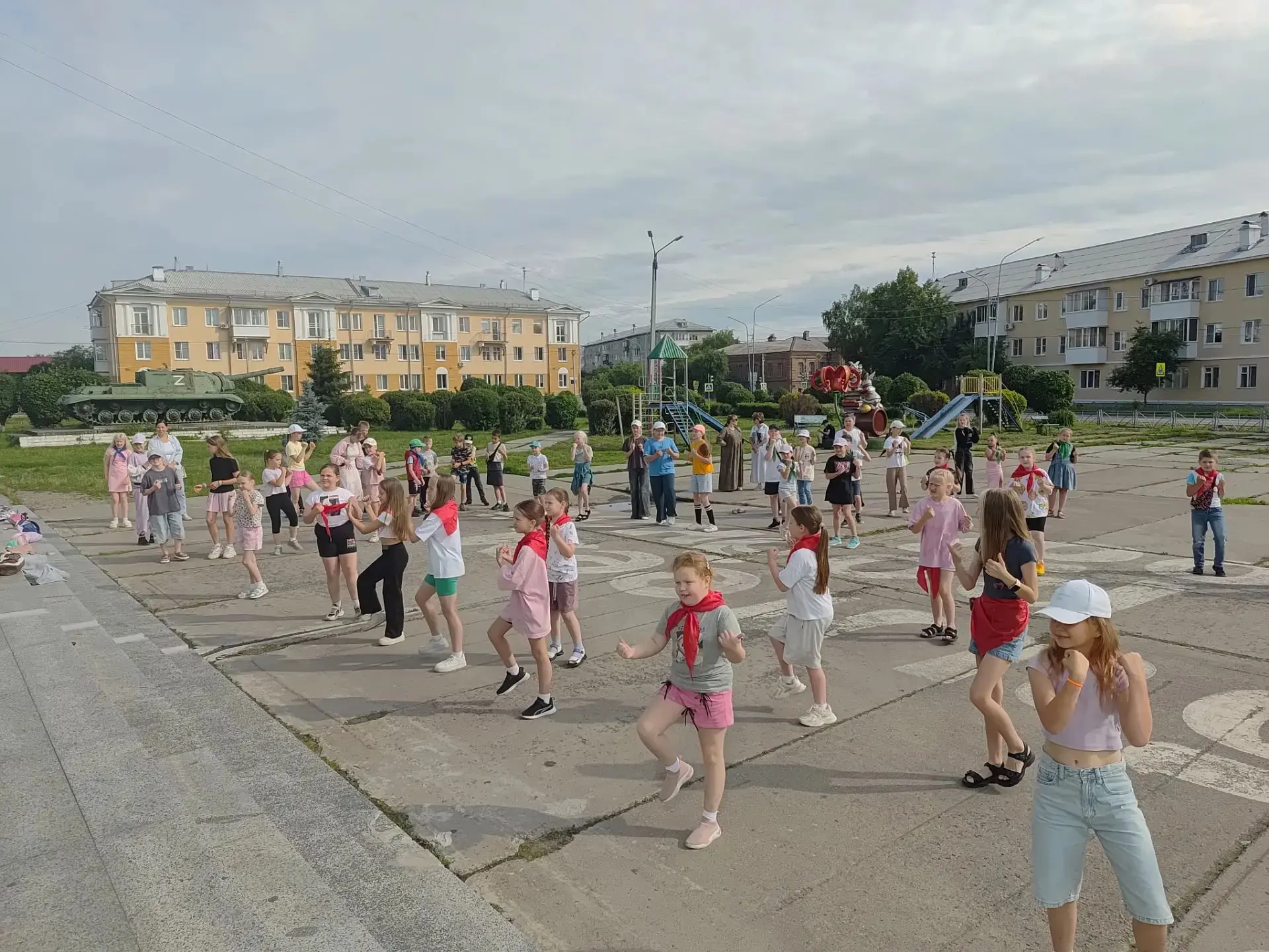 Сегодняшний день – настоящее КИНО-ПРИКЛЮЧЕНИЕ!

Наш день начался с бодрящей зарядки и торжественной 