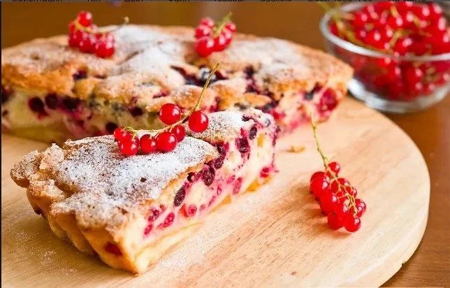 "ҖӘЙ" шарлоткасы 
 
Кирәк булачак: 1 стакан шикәр комы, 1 стакан он, 3 күкәй, 2 уртача күләмле алма 