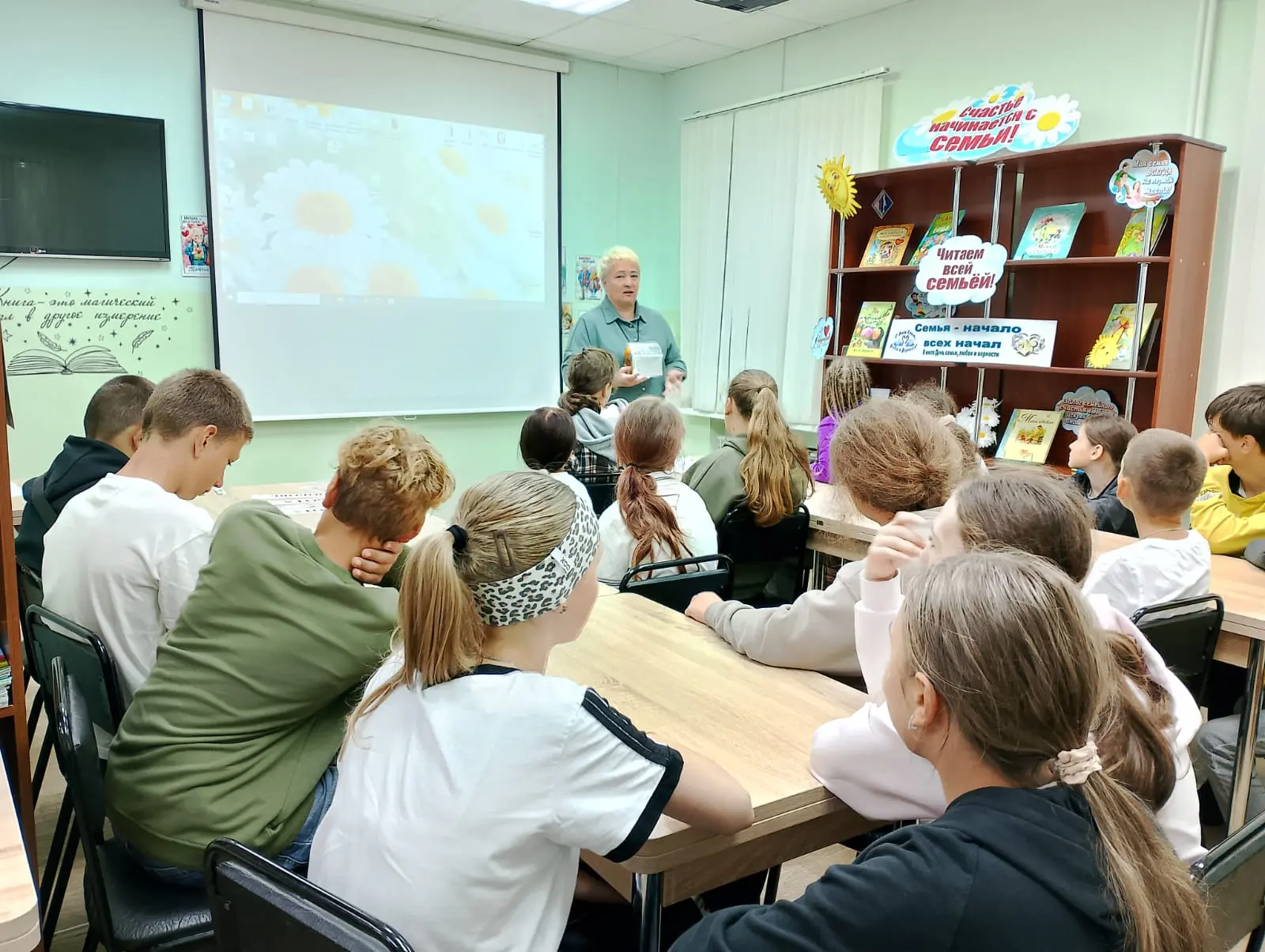 Чтобы познакомить ребят с праздником, который отмечается в России 8 июля -  Днём семьи, любви и верн