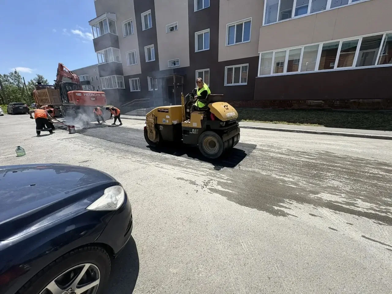 В День России специалисты подрядных организаций неустанно трудятся на благо жителей Анивского района