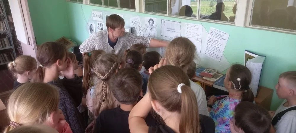 Ко дню рождения Пушкина А.С. воспитанники лагеря посетили школьную библиотеку, где была организована