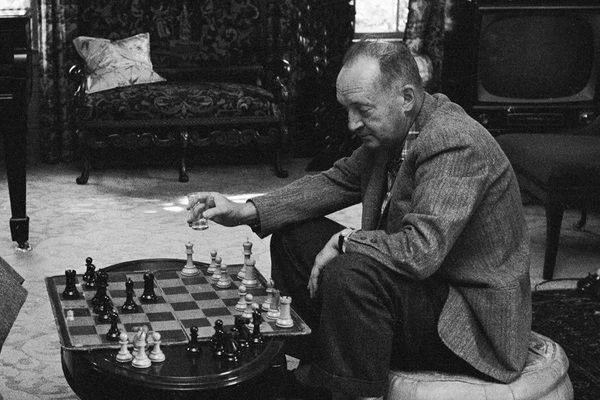 ♟️ Как связаны Владимир Набоков и шахматы?

В рамках проекта «Лето с сообществом выпускников СПбГУ» 