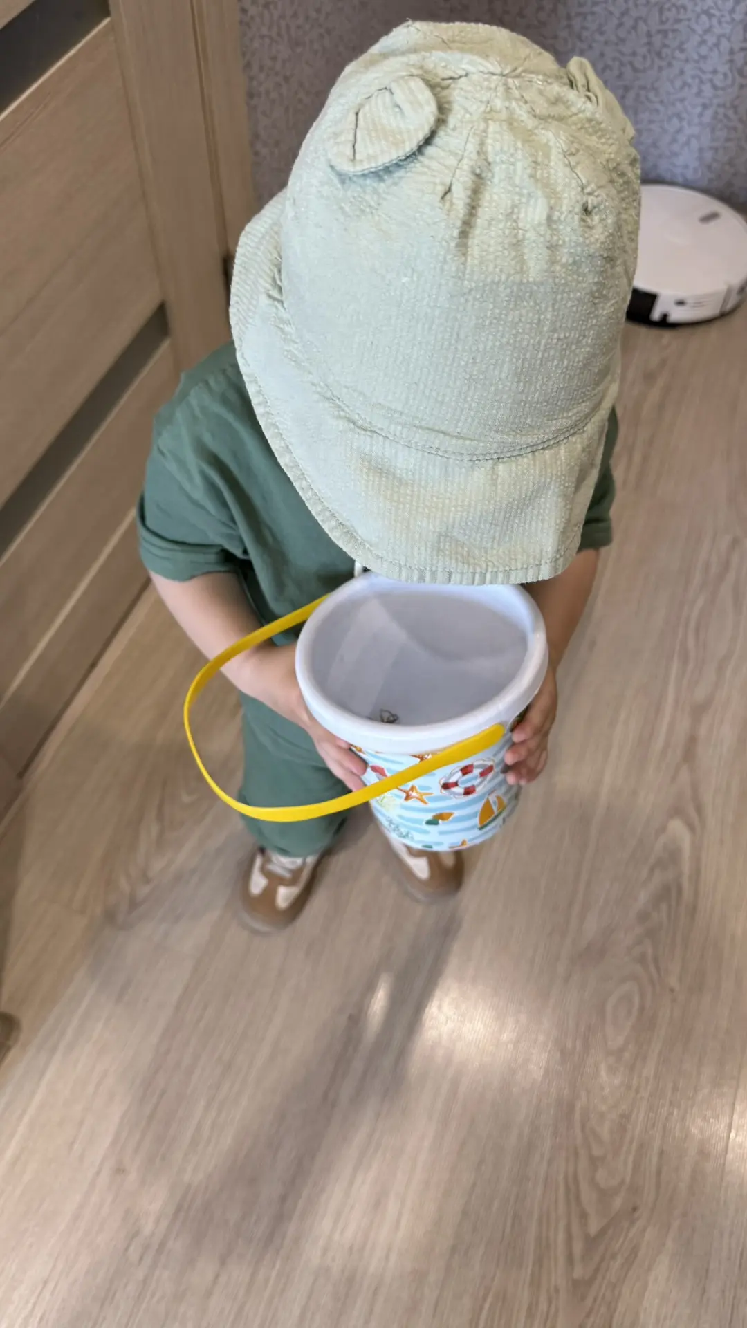 Алиханчик пришел с прогулки с подарком😬🤪😅
Мамы мальчиков, вы как там?)