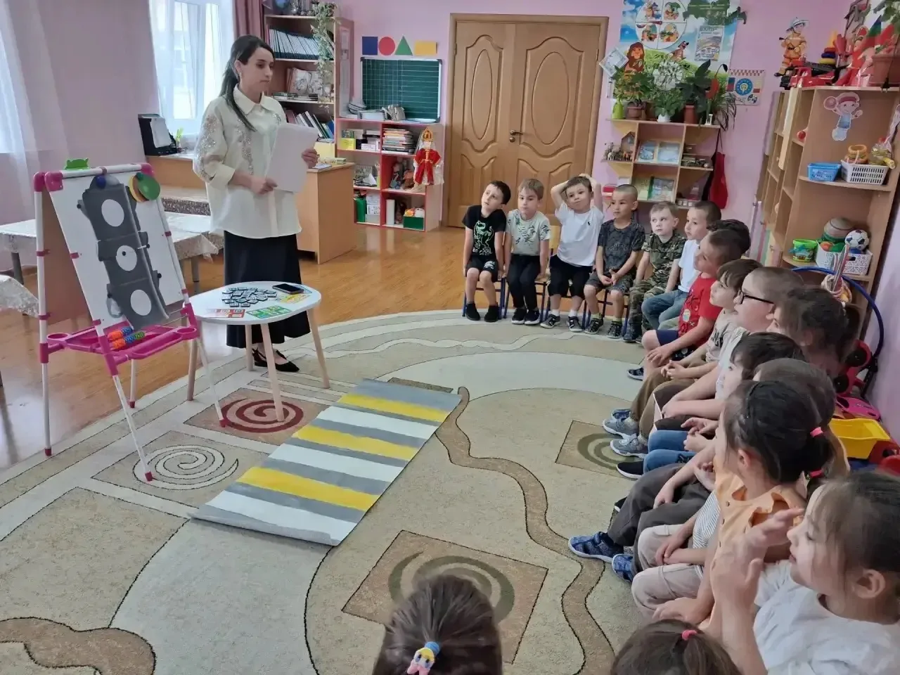 🚦День светофора: учим правила играя!
 В средней группе №9 «Смешарики» прошла познавательная беседа 