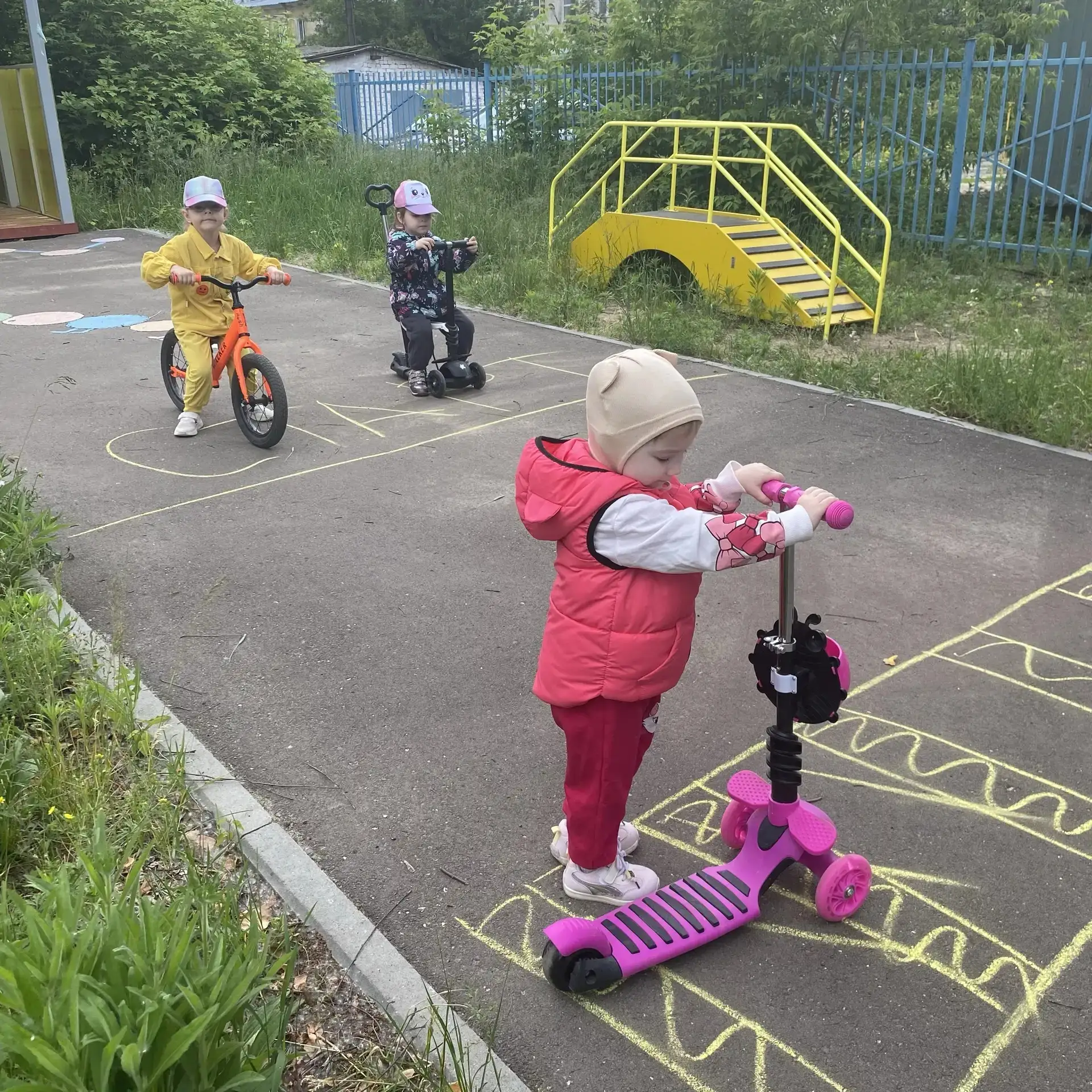 Бережёшь свою планету?
Доверяй велосипеду!
🚴‍♂️🚴‍♂️🚴‍♂️
Руль держи, крути педали,
Чтоб другие не 