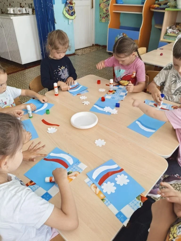 💥Эту красивую🖼️ аппликацию✂️ наши ребята 🧑‍🤝‍🧑делали к празднику♥️ Дню России🇷🇺

    💥Воспит