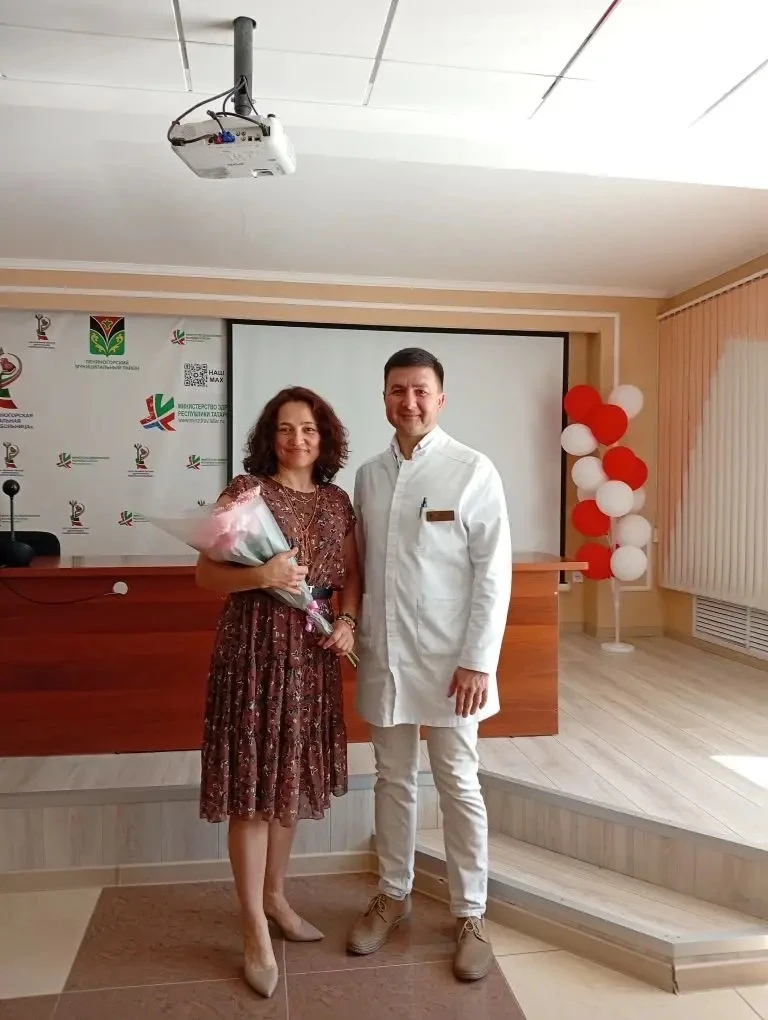 💐Сегодня на планерке главный врач Равиль Шагеев поздравил Низамову Лиану Степановну, фельдшера скор