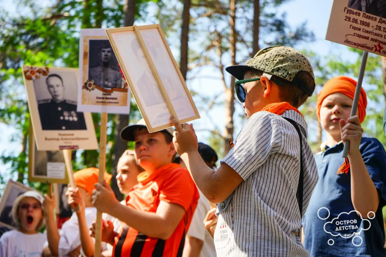 🌴 БЕССМЕРТНЫЙ ПОЛК 2026. ВТОРАЯ ЛЕТННЯЯ СМЕНА НА ОСТРОВЕ

По летнему Острову прошел «Бессмертный По
