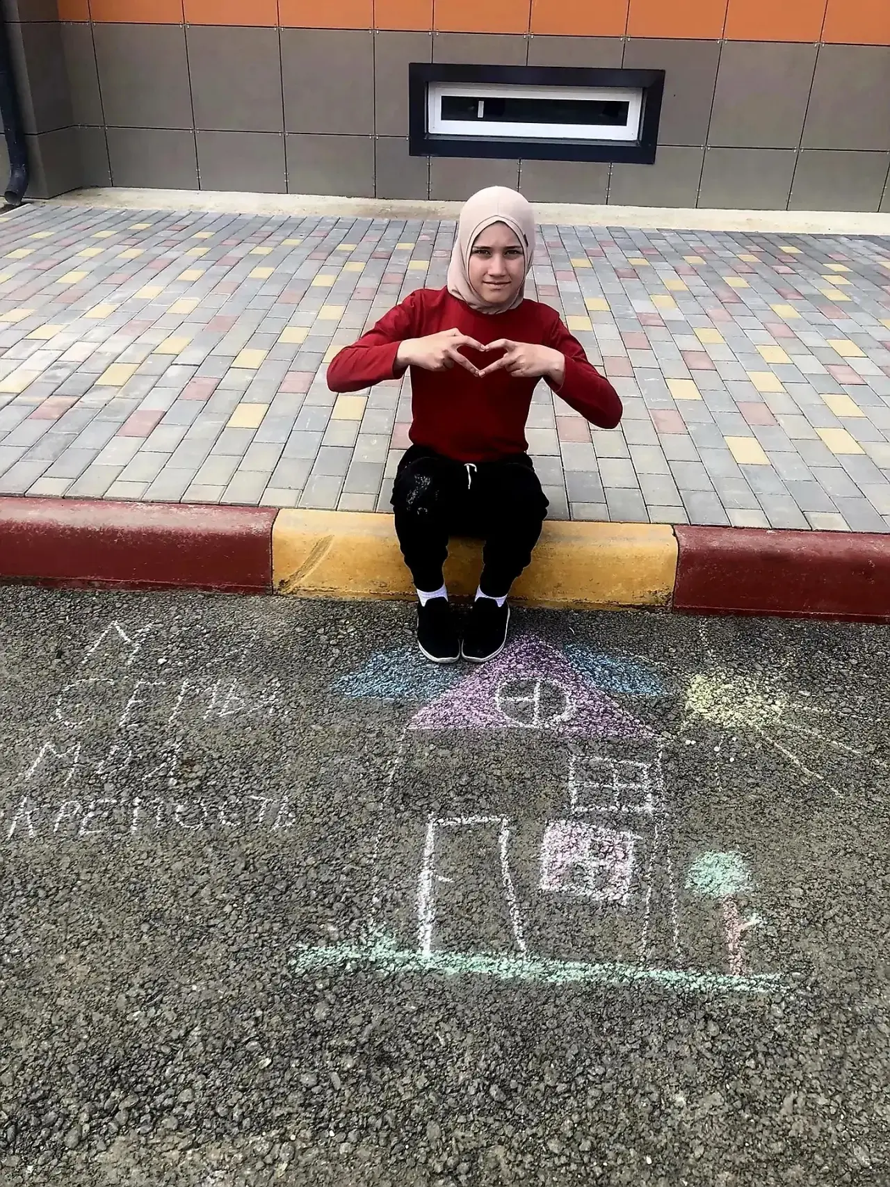 🎨 Творческий взрыв — конкурс рисунков на асфальте «Моя семья, мой дом и я!» 🏠❤️.