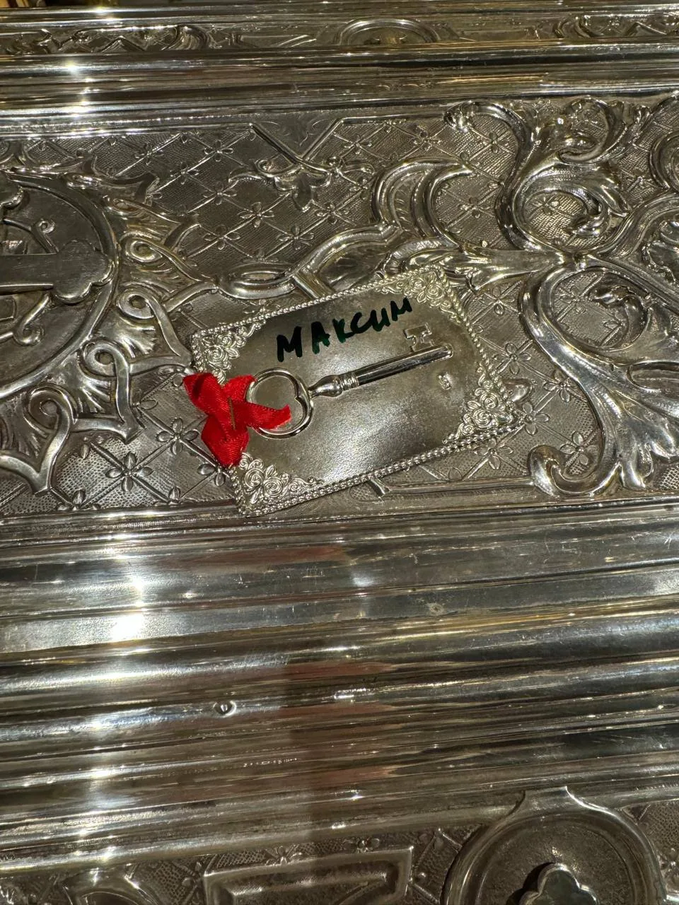ОТКРЫВАЕМ НОВЫЙ ПРИЕМ ТАМ К МОЩАМ СВЯТИТЕЛЯ СПИРИДОНА 


Тама -это серебряная пластина, на которой и