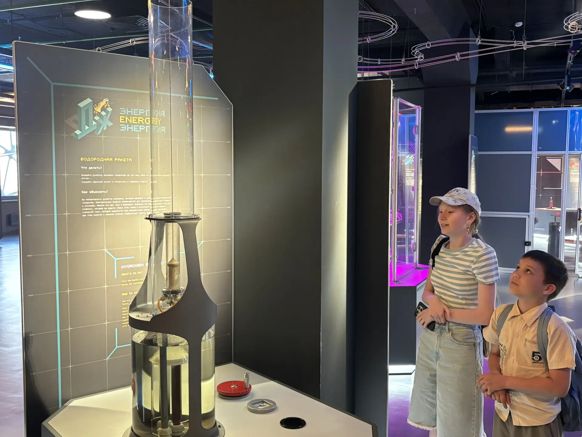 🚀 Сегодня наши юные исследователи из отрядов «Академики Экограда» и «Юннаты первых» отправились в н