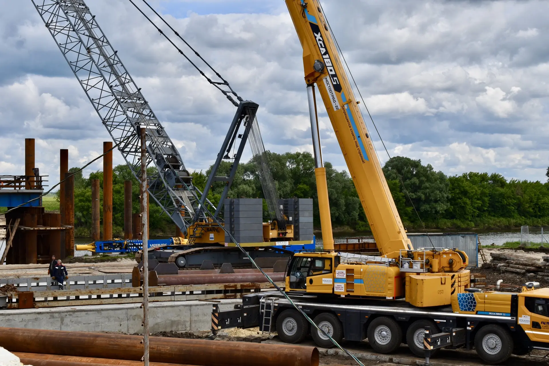 Делимся новостями со строительной площадки моста через Оку

👷‍♀️Готовность объекта достигла 22,4%. 
