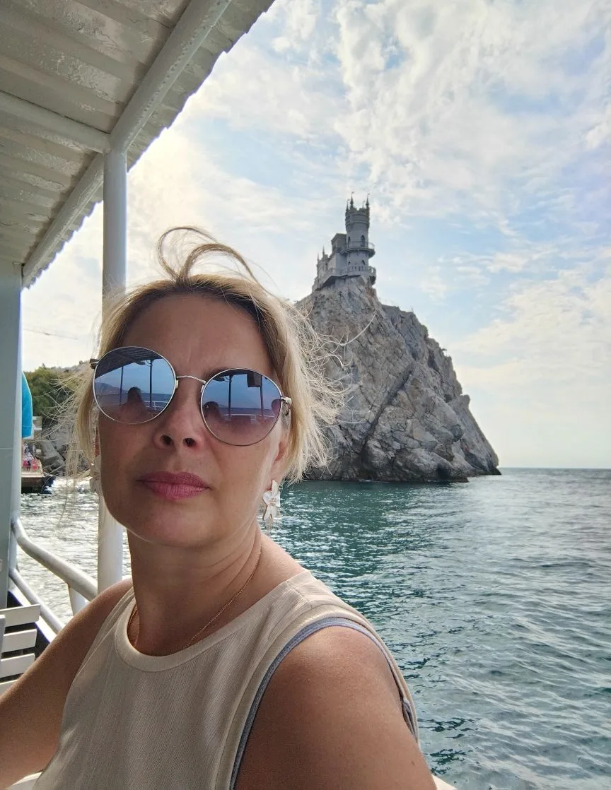 Автор этого канала ОНИ МНЕ ИНТЕРЕСНЫ Светлана ,
 с невероятным чувством самоиронии к себе и близким,
