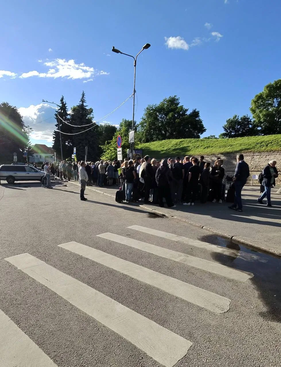 Осталось человек 100,подошли журналисты, полицейские. Как всегда ругань