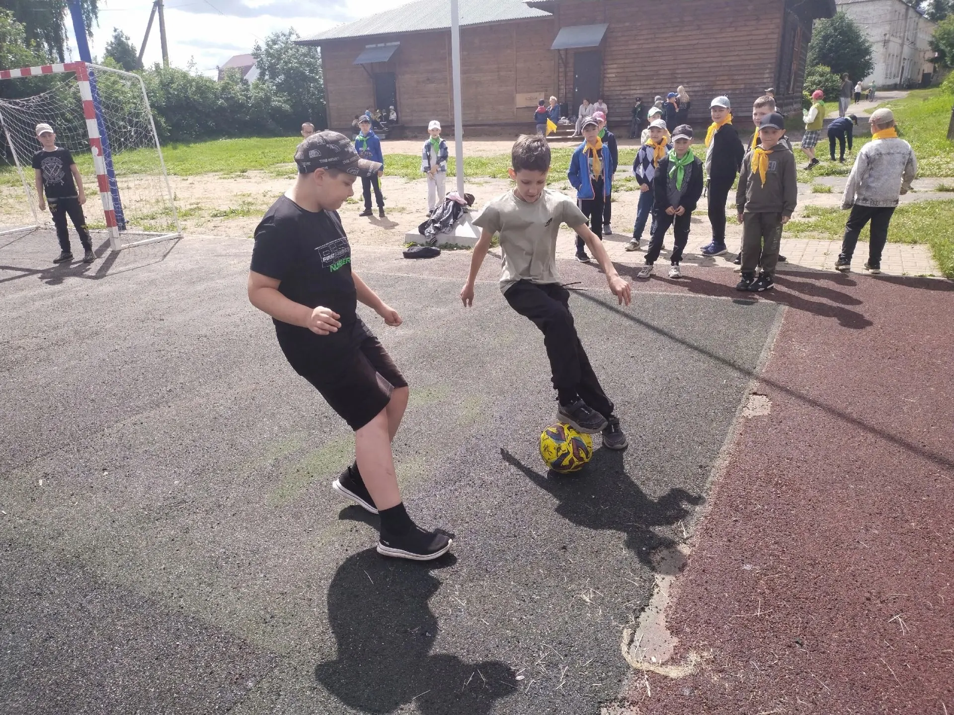 ⚽🏐 Спортивный накал в «Содружестве орлят»

Сегодня в нашем лагере было по-настоящему жарко – и дело