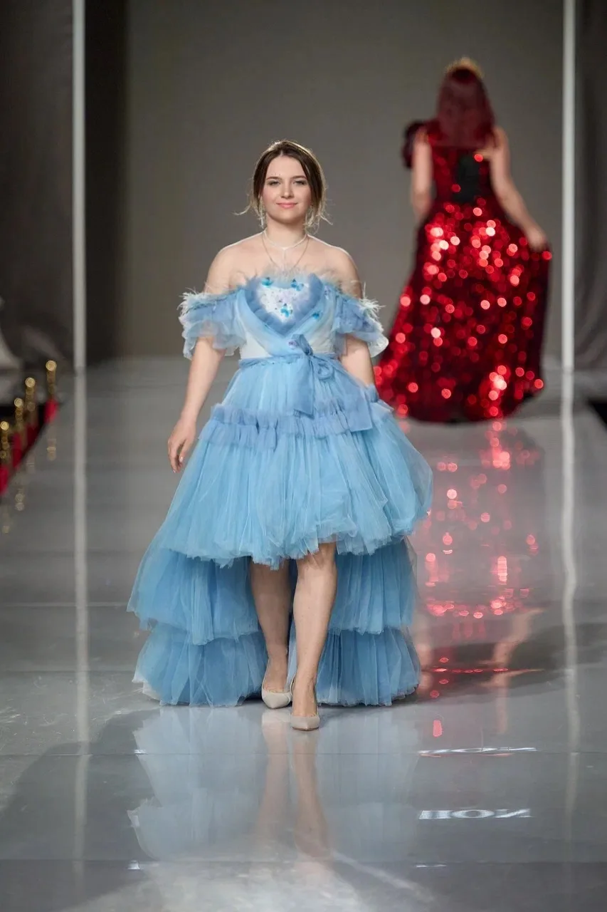 Закрытие недели моды в Москве Estet Fashion Week в Ювелирном доме на самом длинном и красивом подиум