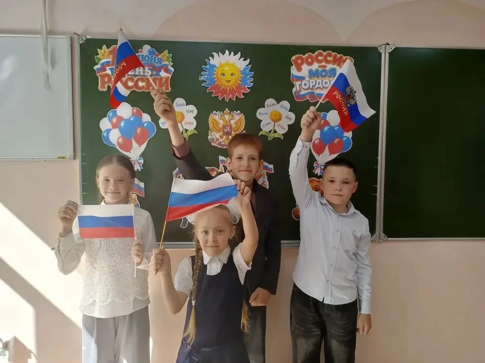 В преддверии Дня России в нашей начальной школе прошло поэтическое мероприятие «О России с любовью» 