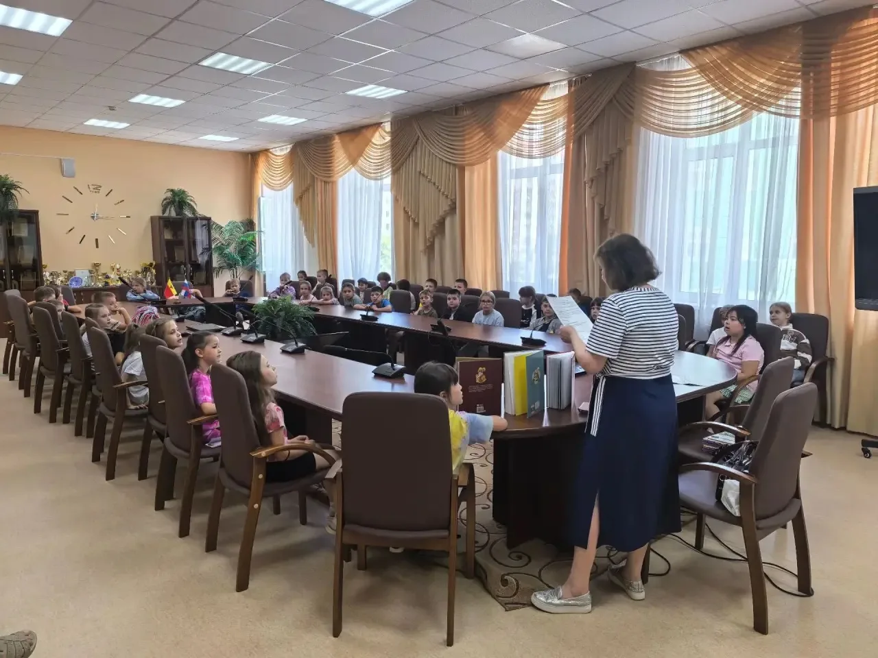 Сегодня в наш пришкольный лагерь "Островок" заглянули гости из библиотеки-музея им. П. Д. Пономарёва
