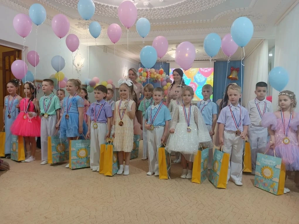 До свидания, детский сад! В добрый путь, выпускники! 🎓🔔✨

В нашем детском саду пролетел самый трог