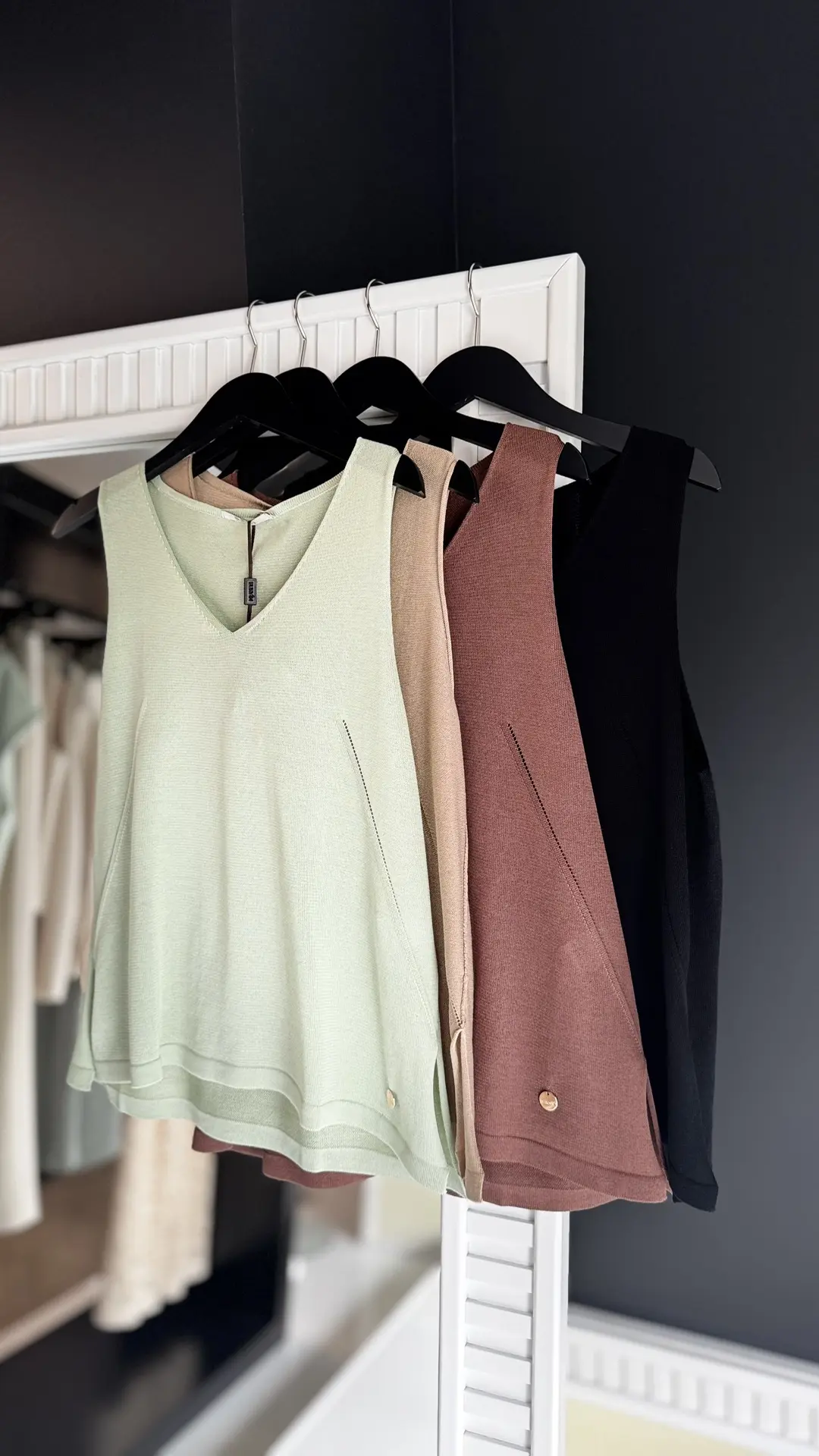 РАСПРОДАЖА 

Майка BURVIN 
4 расцветки: 

🖤 черная
🧡бежевая
🤎коричневая 
💚мятная

Цена 7900-30%=
