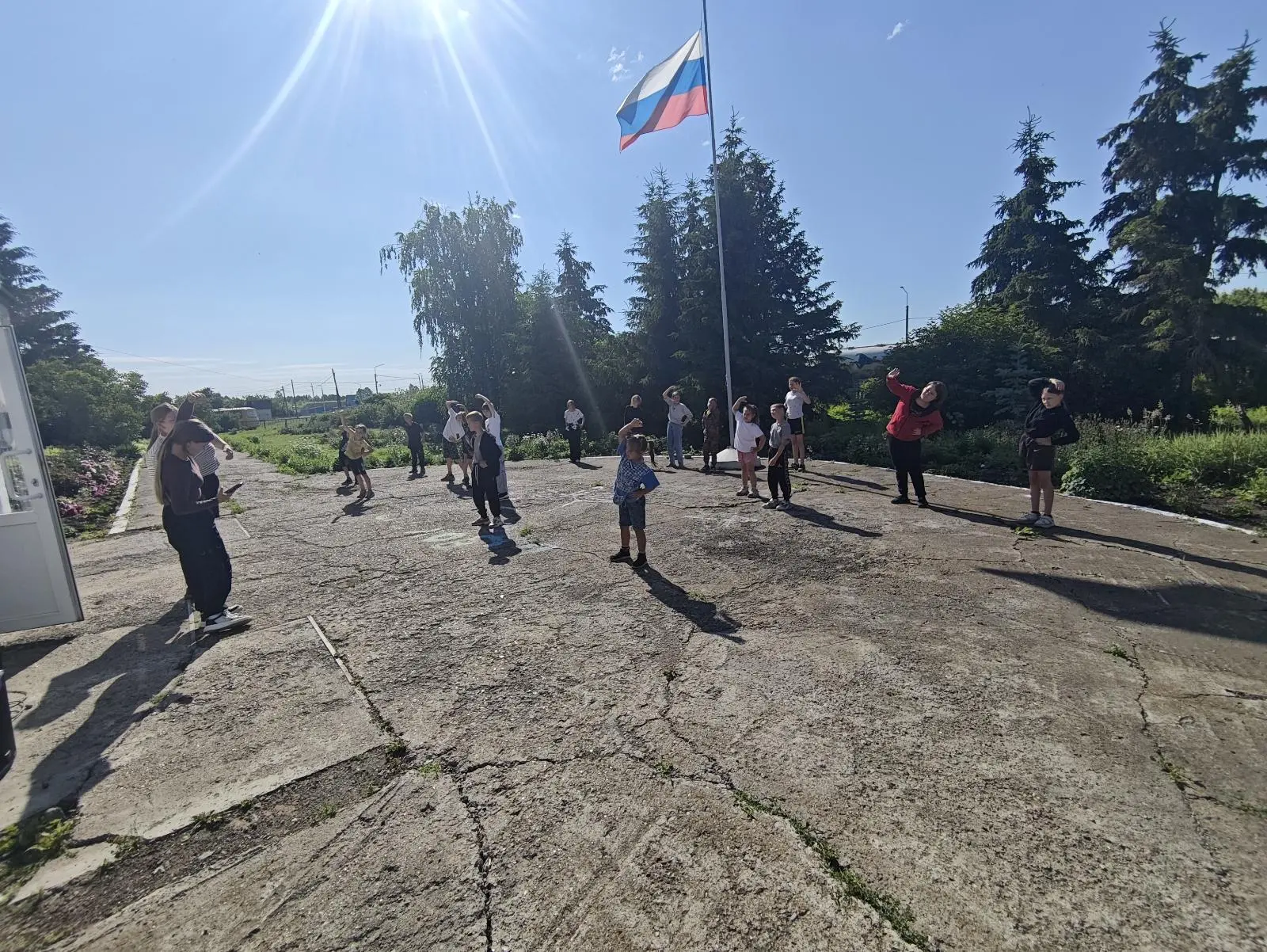 🌞Вот и прошел 1⃣0⃣ день нашего пришкольного лагеря.
🫶Утро началось с добрящей и веселой зарядки. П