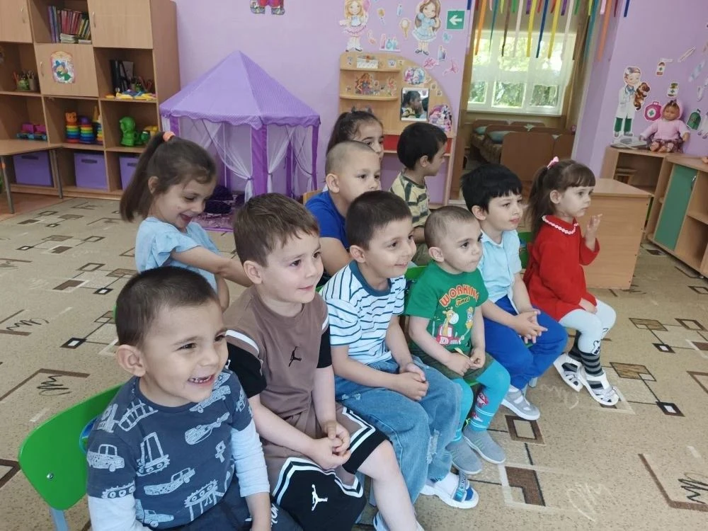 Сегодня в нашем детском саду воспитатели показали деткам кукольный театр по мотивам русской народной