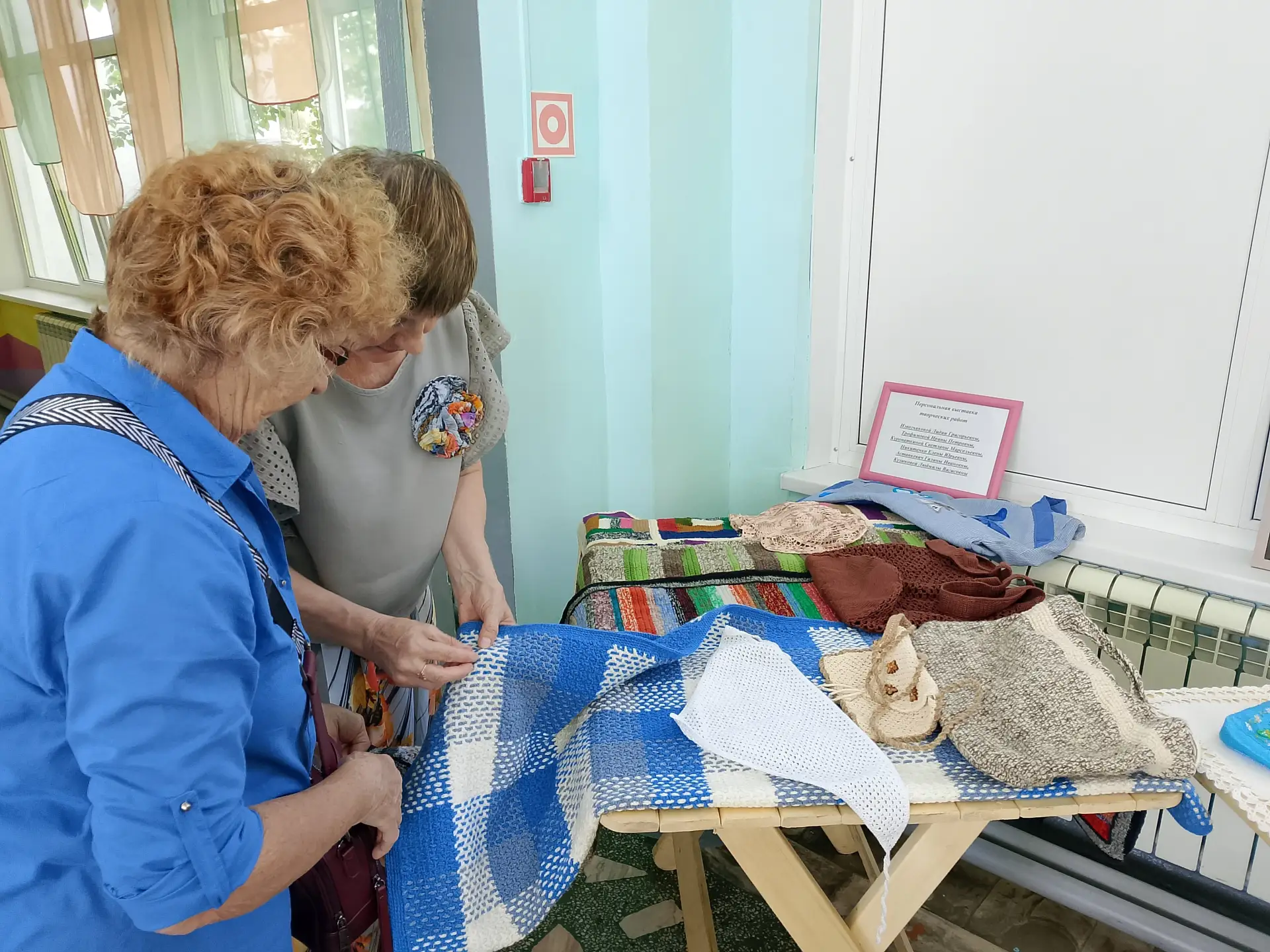 ✨ В Ачинске состоялся творческий квартирник для ветеранов педагогического труда «Голубой огонек» ✨

