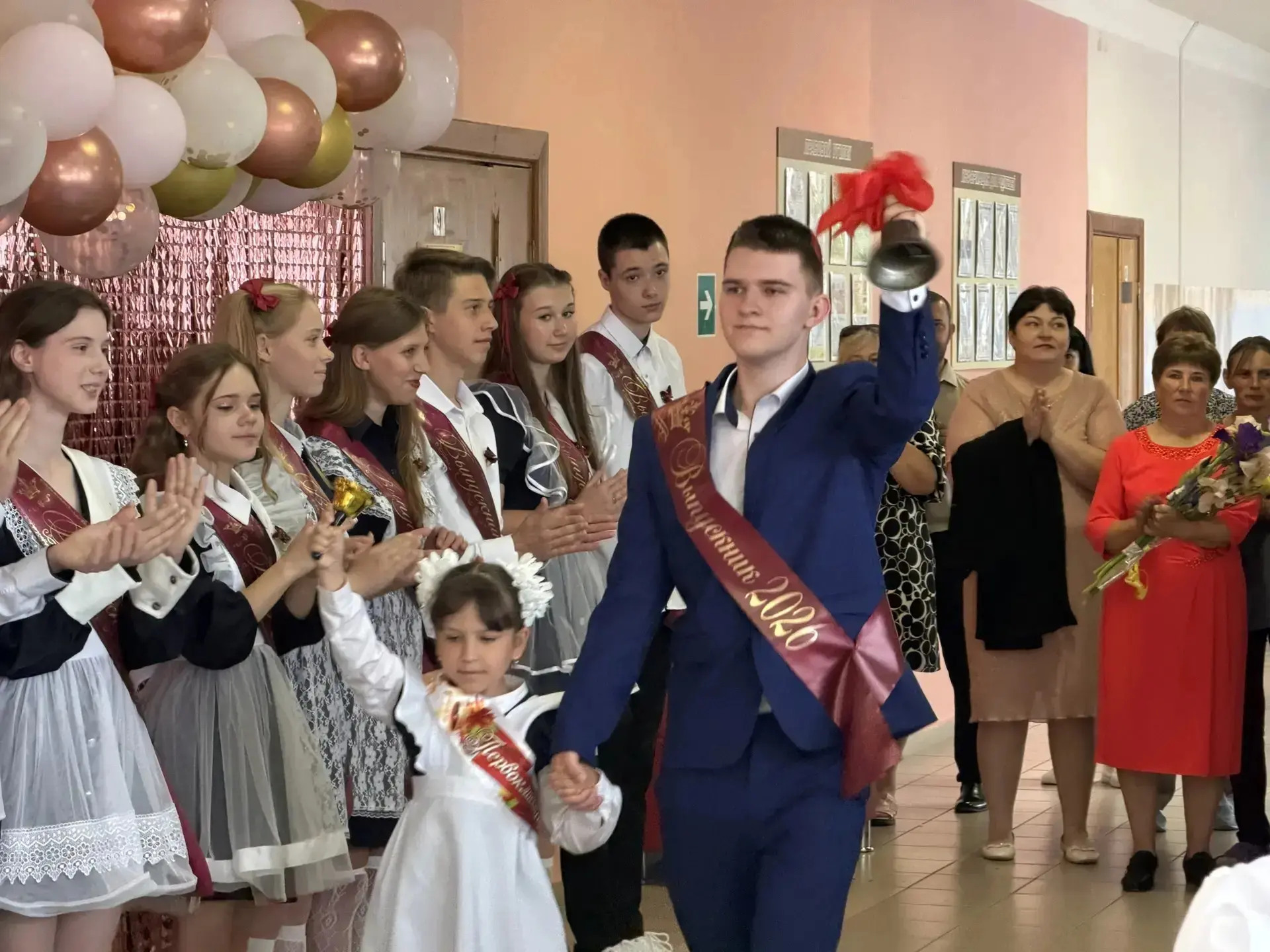 В нашей школе сегодня прозвучал последний звонок — трогательный, немного грустный, но очень красивый