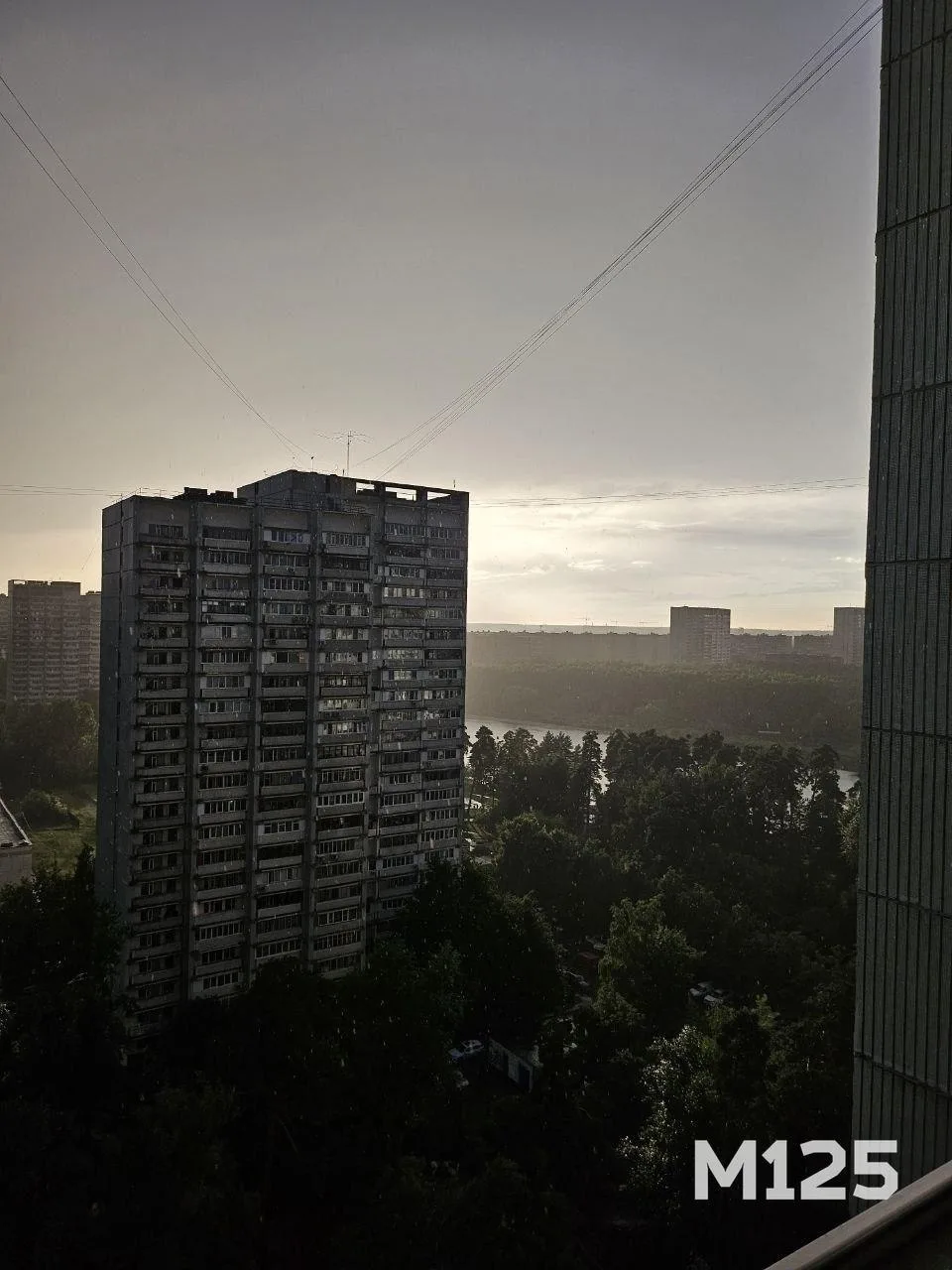 Как сильно отличаются в такую погоду виды из одного района, но разных домов 😍 Оба прекрасны.

Снято