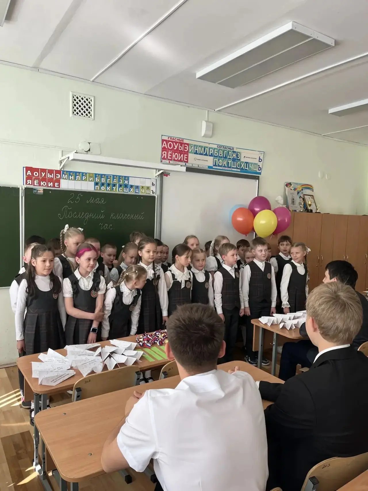 Сегодня на последнем классном часе 11 класса прошла акция "Самолётики будущего": 1 А класс запустили