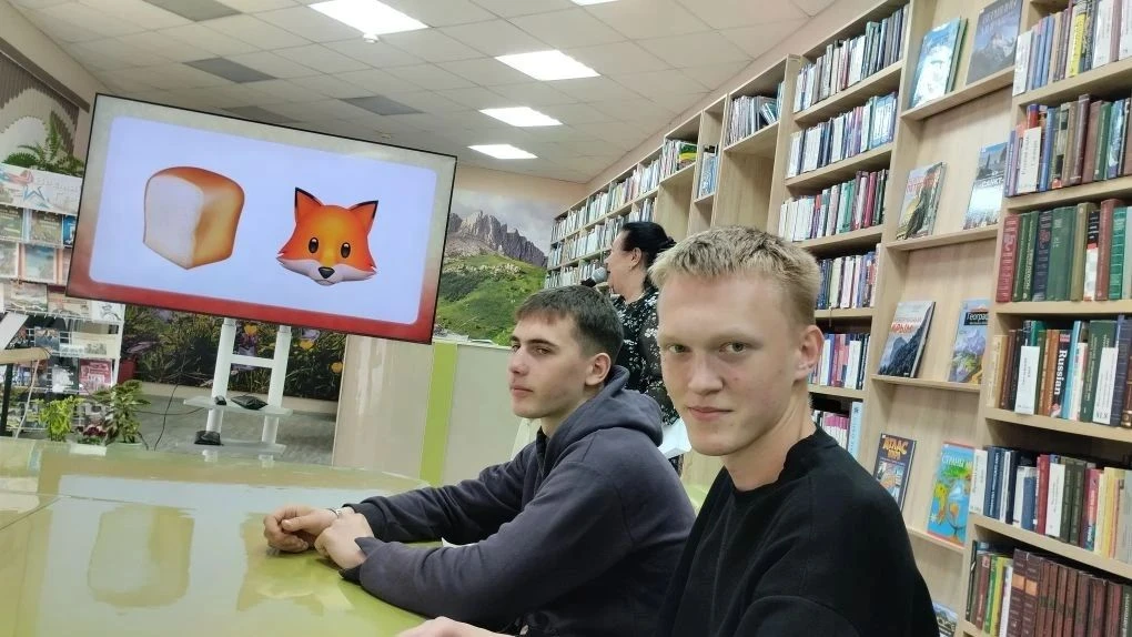 Члены волонтерского отряда "Успех" со в местно с активистом студенческого отряда Мостовского филиала