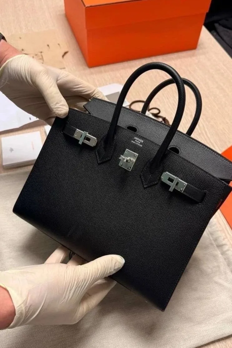 В аэропорту Жуковский на таможне остановили пассажирку с сумкой Hermes за 3 миллиона рублей!
 
Дорог
