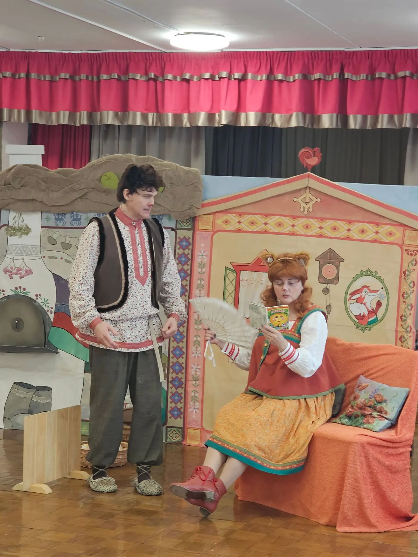 Сегодня в гостях у ребят снова сказка!
Артисты из г. Кирова показали представление по мотивам русски