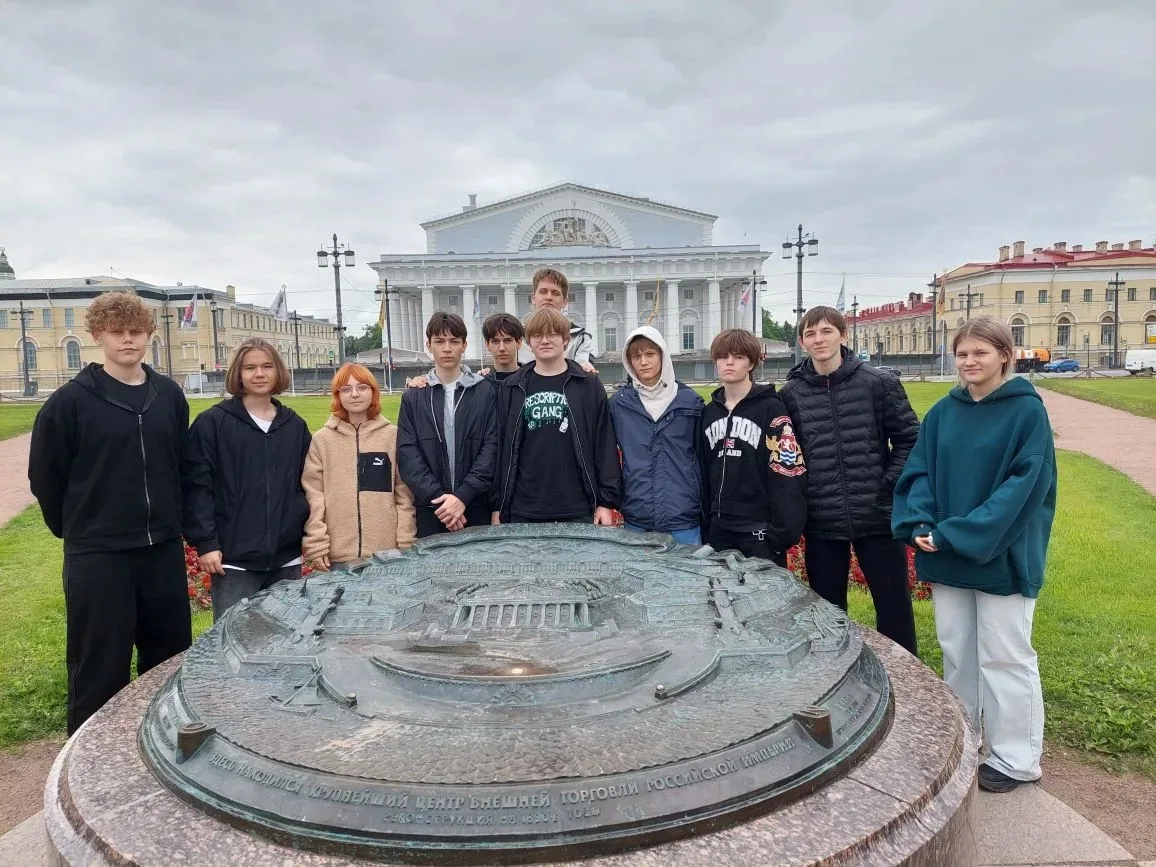 Привет из блистательного Санкт-Петербурга! 🏛️✨

​Наш 10 класс отправился в долгожданное путешествие