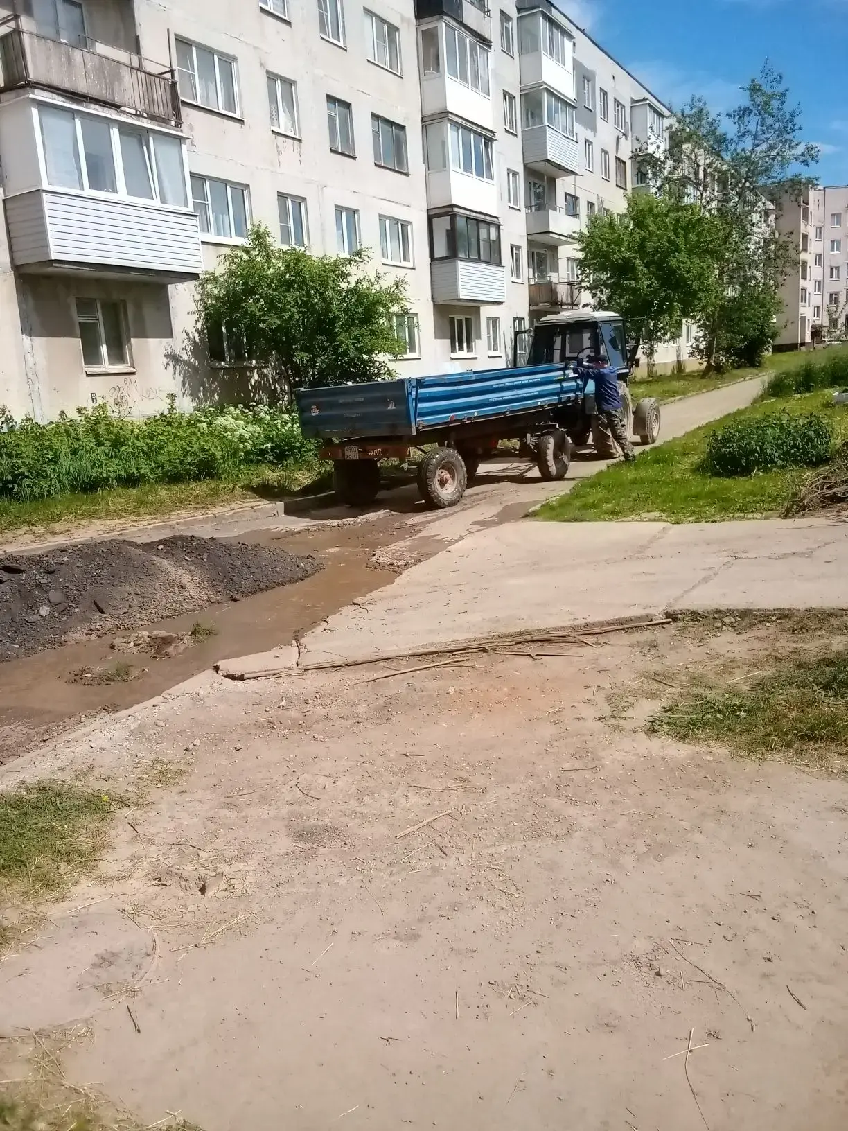 на участке возле Металлургов 5 выполнен ямочный ремонт дорожного покрытия.