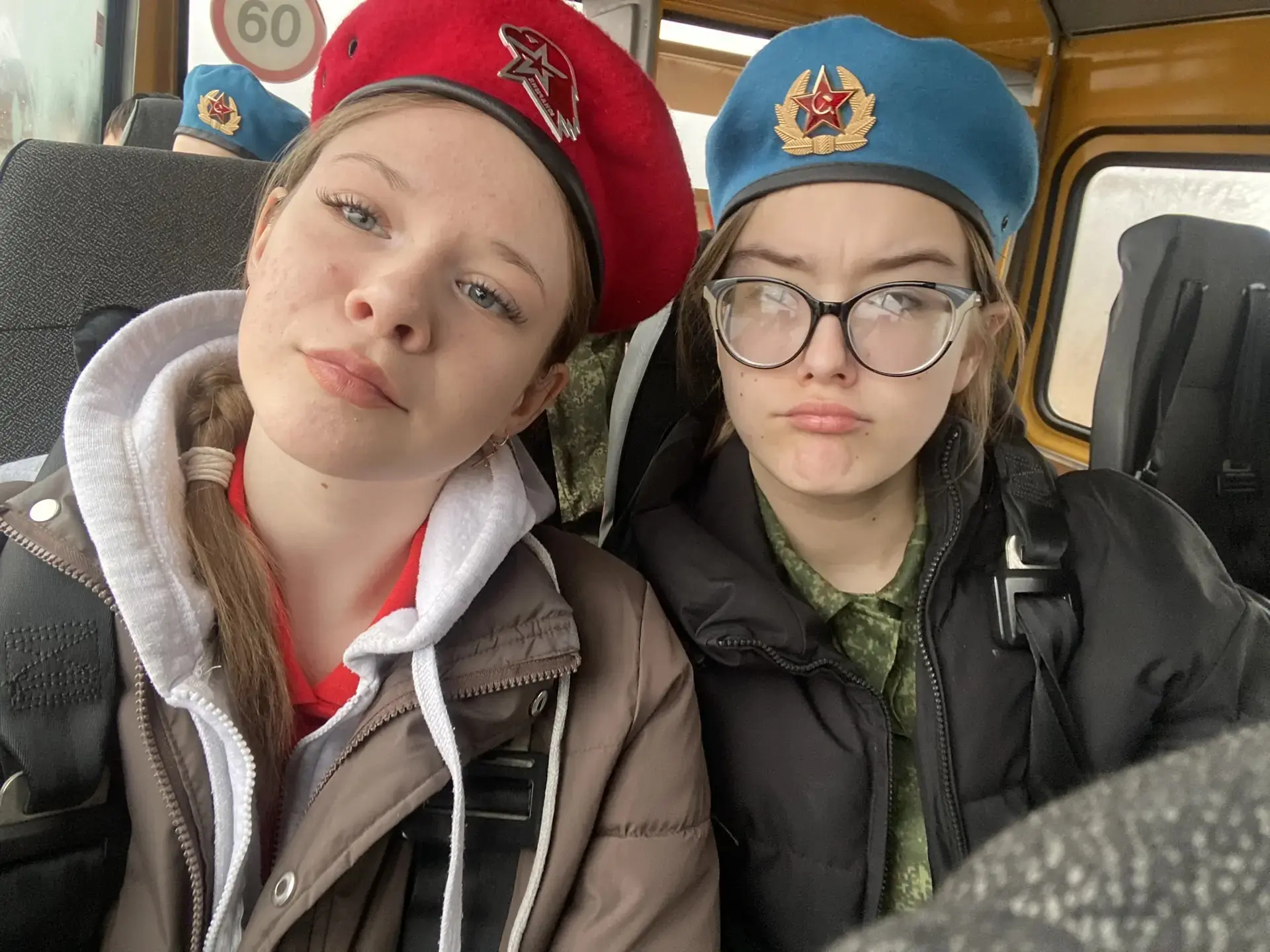 И девчонки в строю😁