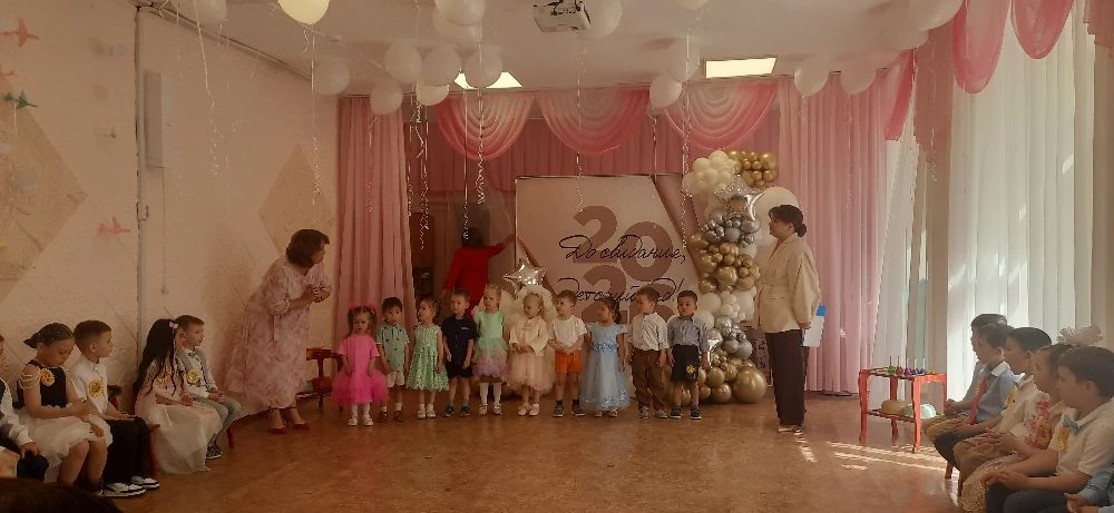 Вот и настал тот день — наши малыши прощаются с 
детским садом! ❤️

Кажется, ещё вчера они робко 
де