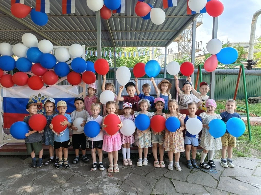 С Днём России! 🇷🇺

Сегодня особенный день, наполненный гордостью за нашу великую страну! От всего 