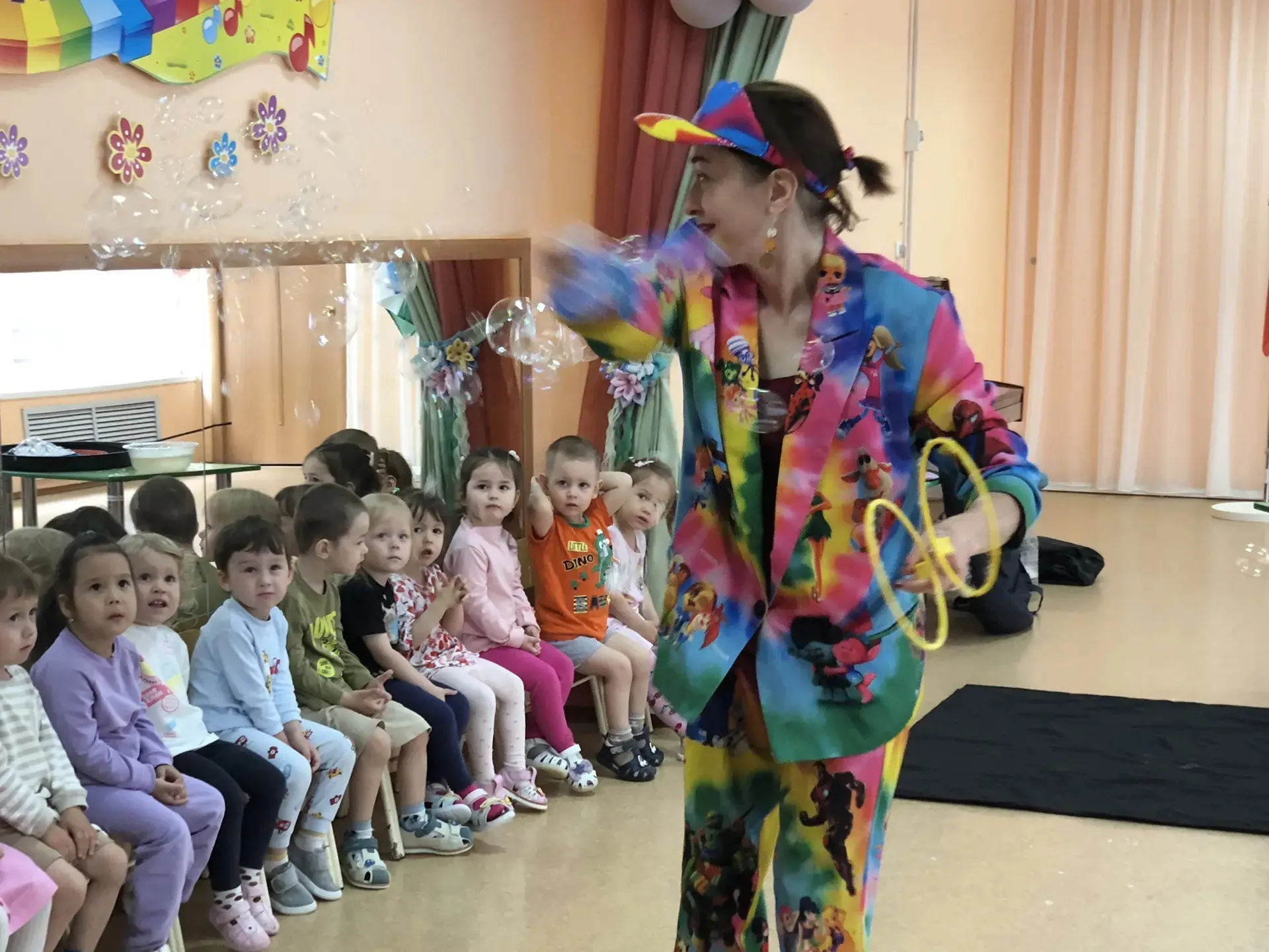 Сегодня в детском саду прошло шоу мыльных пузырей. Это развлечение для детей стало настоящим сюрприз