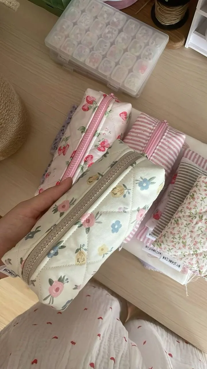 Шитье пеналов 👛

Что нужно:
• Плотная ткань 
• Подкладочная ткань
• Молния 
• Нитки в тон ткани
• Ш