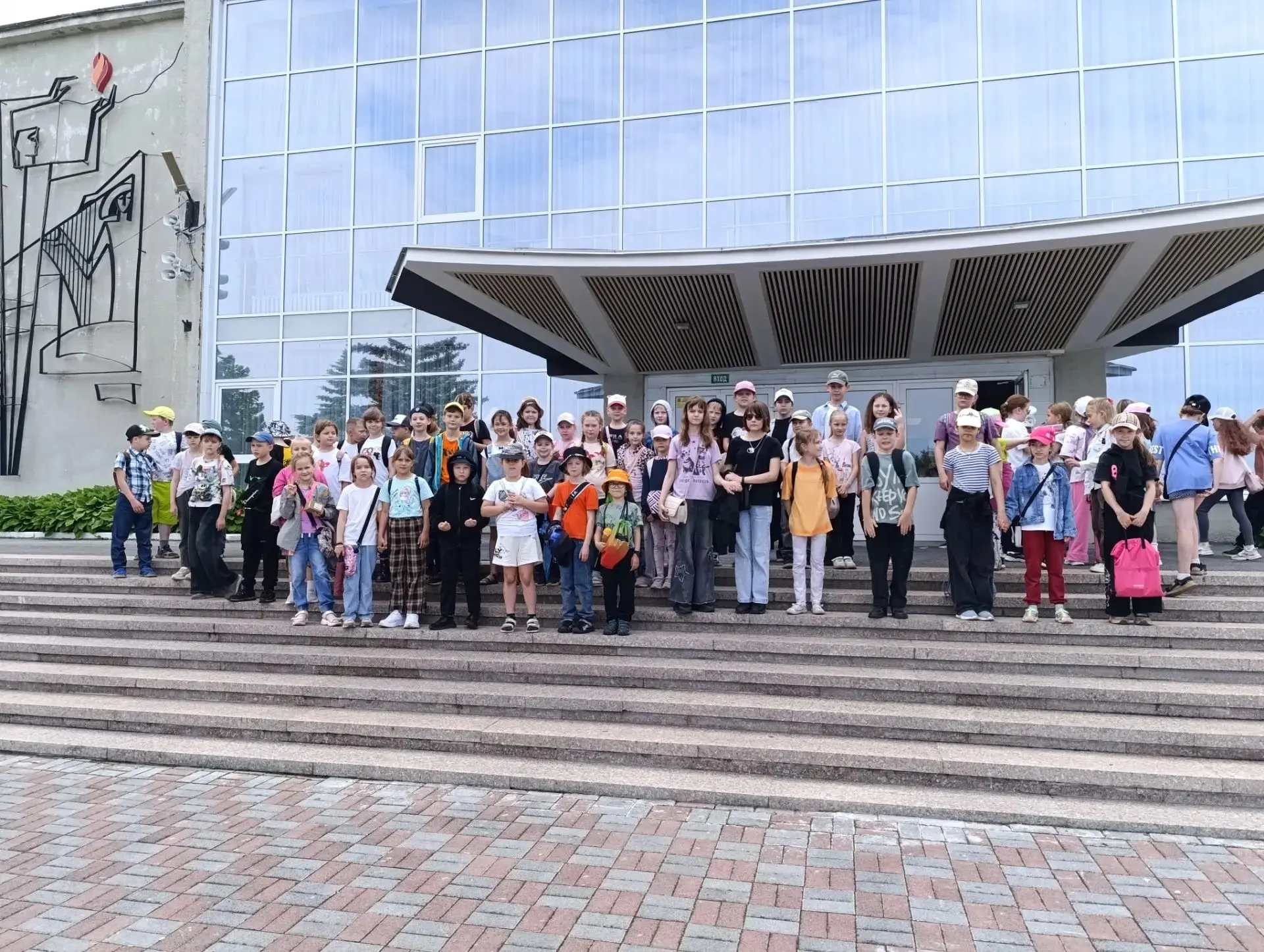 Сегодня воспитанники пришкольного лагеря совершили увлекательное путешествие — они посетили спектакл