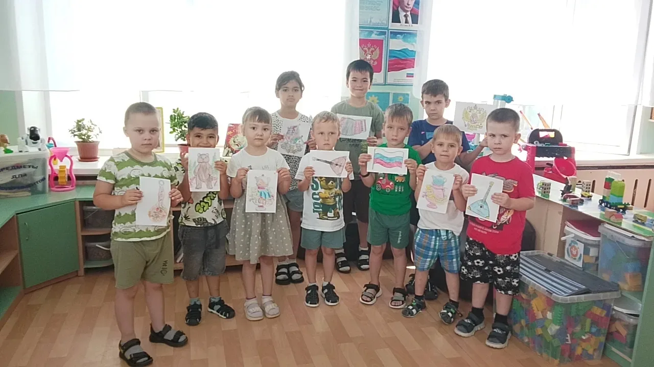 В нашем детском саду прошло познавательное и творческое занятие, посвящённое символам России!

Снача