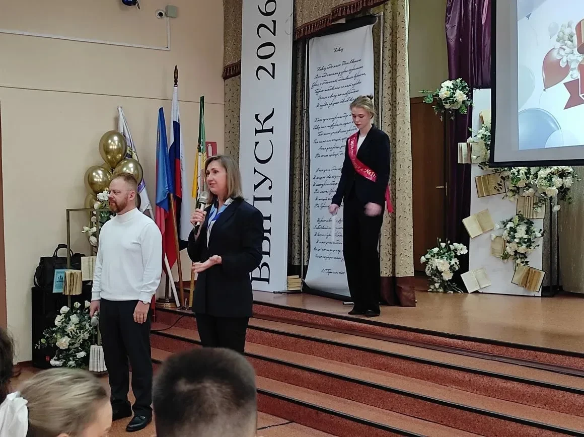Депутаты поздравили выпускников школ с Последним звонком