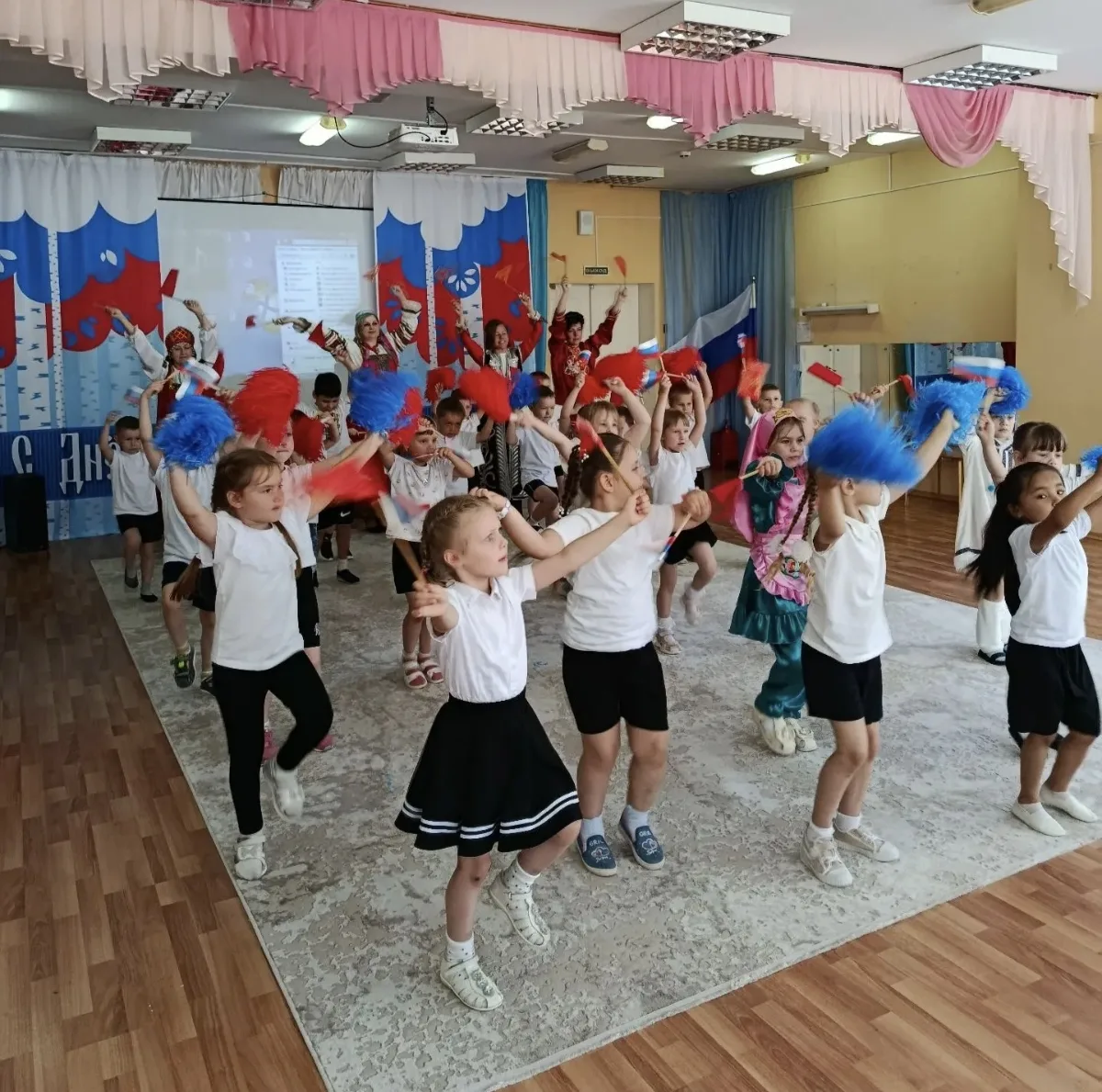 🇷🇺Россия, Россия, Россия, что может быть сердцу, милей? 
Нет края на свете красивей, нет Родины в 