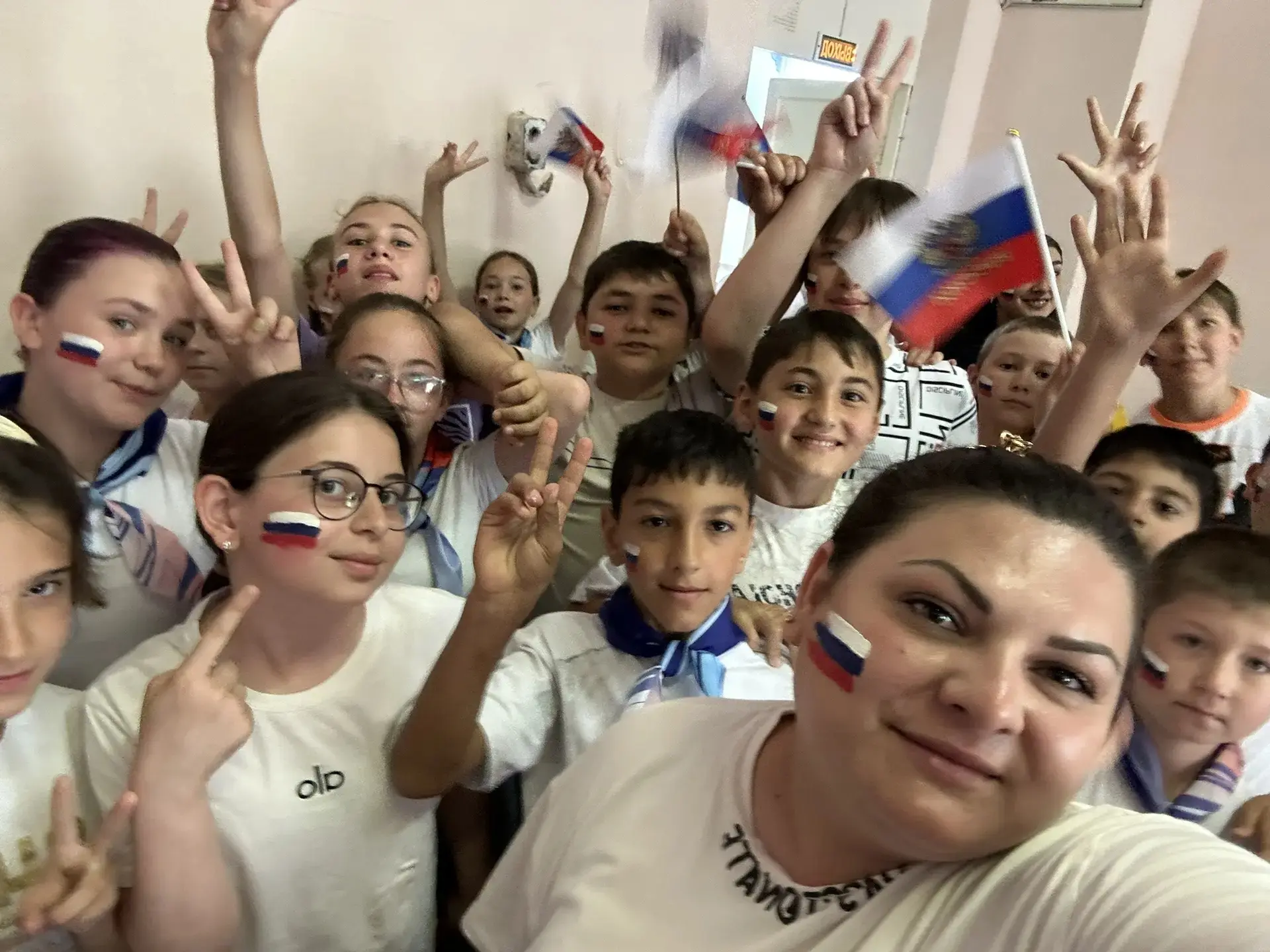 🇷🇺🇷🇺🇷🇺🇷🇺 В рамках празднования Дня России в пришкольном оздоровительном лагере "Радуга" под 