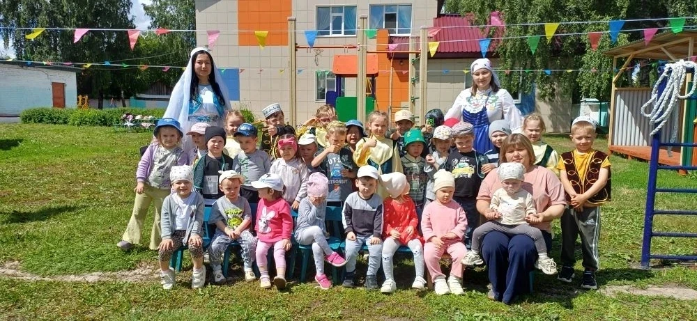 Безнең балалар бакчасында «Сабантуй» милли бәйрәме күңелле һәм шау-шулы узды.Төп катнашучылар безнең